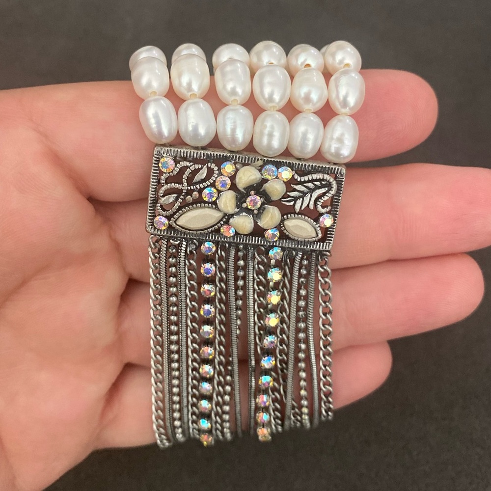 Casual chic faux pearl bracelet